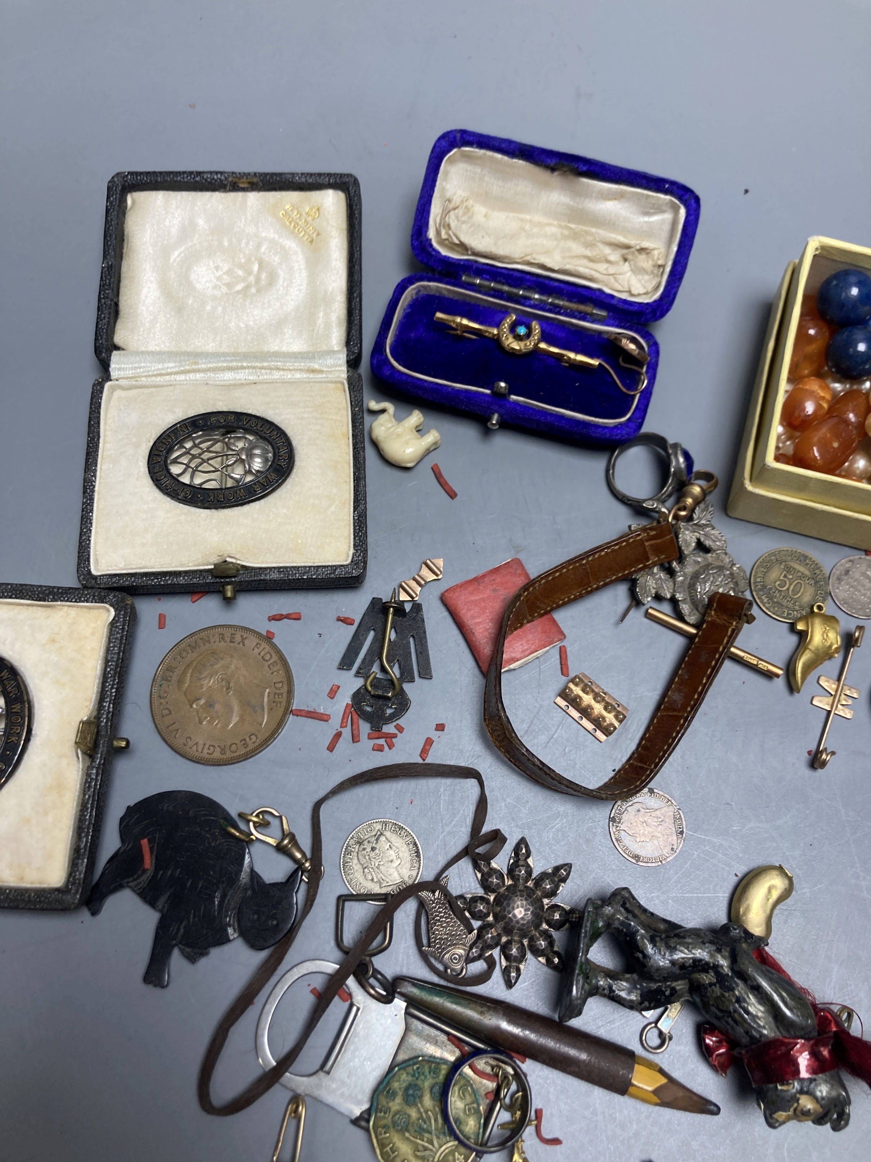 Assorted minor jewellery including a small 15ct and turquoise set horseshoe bar brooch.